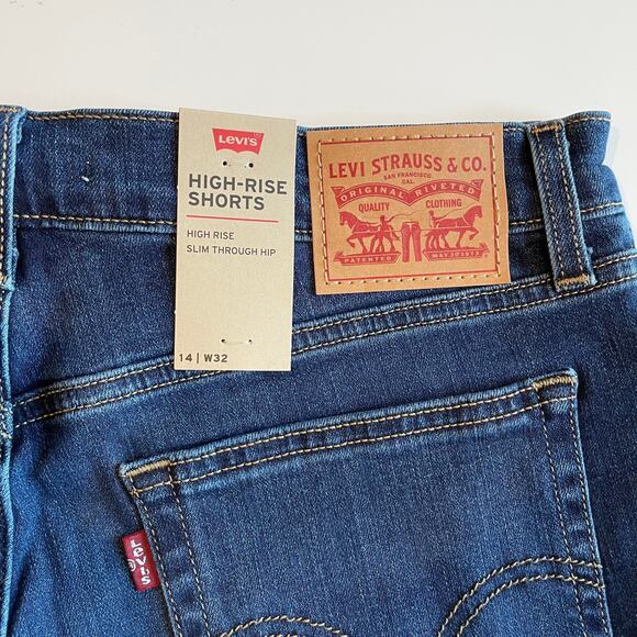 NWT Levi’s High Rise Shorts Raw Hem Dark Wash Women's Size 32 or 14 Boho Classic - Picture 3 of 7